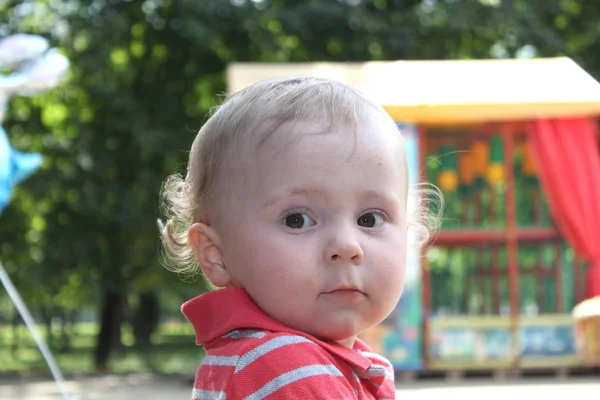 Söt Liten Blond Pojke Promenader Utomhus Parken Röd Baby Kostym — Stockfoto