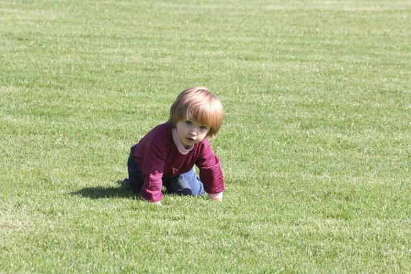 Little Boy Portrait Urbain Squatting — Stock Photo, Image