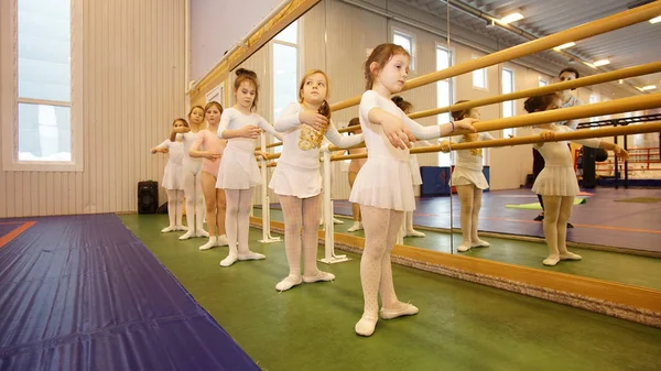 Moscou Rússia Fevereiro 2019 Jovens Bailarinas Treinam Estúdio Meninas Elegantes — Fotografia de Stock