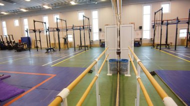 Mirrow ve ekipman ile bir spor salonu iç görünümü.