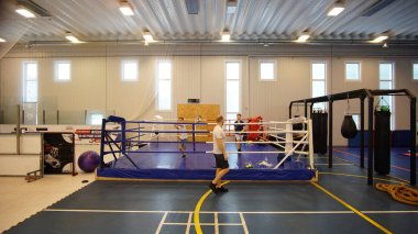 Moskova,Rusya - 09 Şubat 2019.İki çocuk lu ve eğitmenli boks ringi. Mücadele Rekabetçi Spor Kavramı