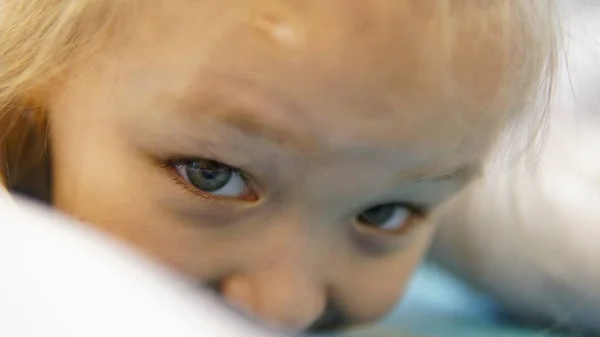 Портрет Маленької Дівчинки Тренажерному Залі Дитина Лежить Підлозі Дивиться Камеру — стокове фото