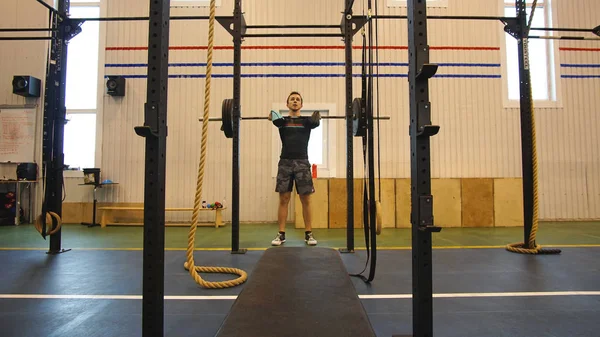 Jeune Homme Seul Travailler Dans Salle Gym Faire Des Exercices — Photo