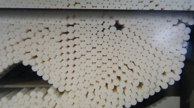 Bir tütün fabrikasında sigara üretim hattı