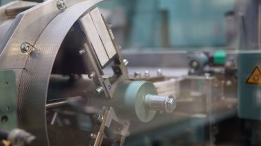 Bir tütün fabrikasında sigara üretim hattı