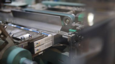 Bir tütün fabrikasında sigara üretim hattı