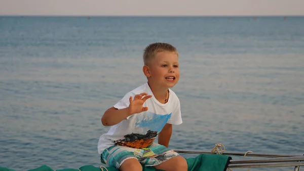 Deniz motorunun güvertesindeki genç mutlu çocuk. — Stok fotoğraf