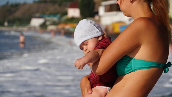 ビーチでかわいい赤ちゃんと女性の肖像画 — ストック写真