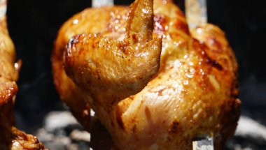 Açık havada çubuklar üzerinde pişirme hens ile Piknik