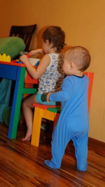 İki komik küçük kardeşler kum için formları ile oynuyor.