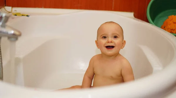 Śmieszne małe dziecko bawią się wodą w łazience. Małe dzieci. — Zdjęcie stockowe