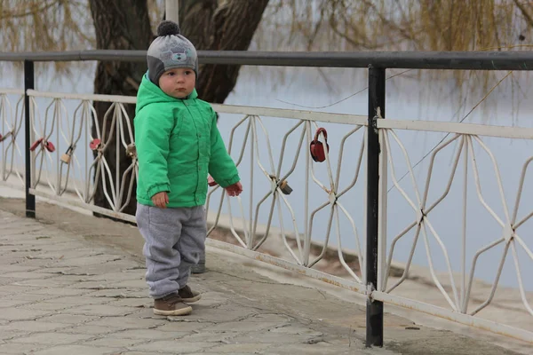 Enfant mignon marchant dans le parc avec un bon air pour l'enfant . — Photo