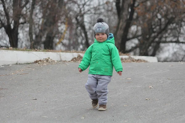 Śliczne dziecko chodzenie w parku z dobrym powietrzem dla dziecka. — Zdjęcie stockowe