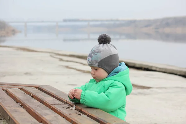 Śliczne dziecko chodzenie w parku na brzegu rzeki — Zdjęcie stockowe