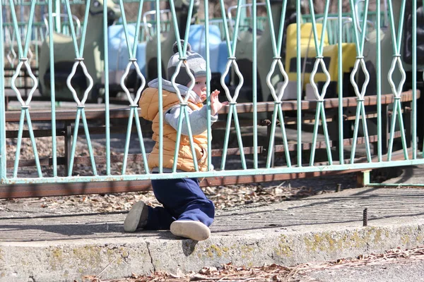 Nettes kleines Jungen-Porträt auf dem Spielplatz in der Stadt — Stockfoto