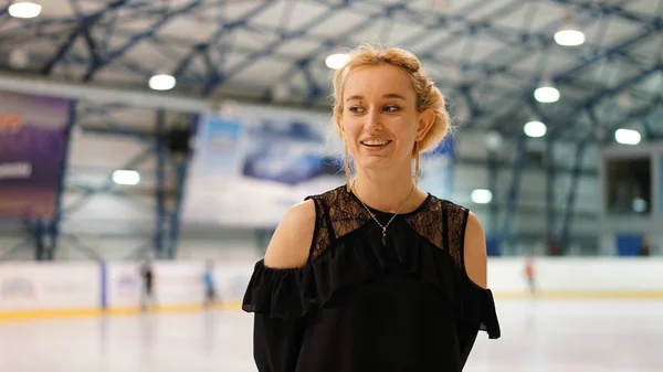 Kapalı pistte artistik buz pateni kadın antrenör
