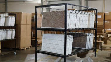 Bir tütün fabrikasında rafta sigara