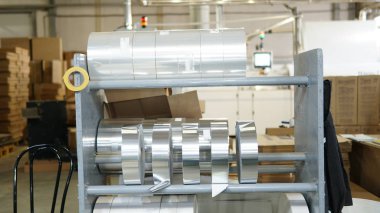 Bir tütün fabrikasında ambalaj sigara için parlak folyo rulo