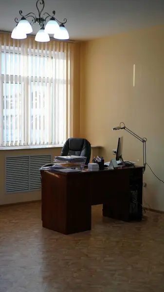 Mesa de madera en oficina soleada con ventana grande —  Fotos de Stock