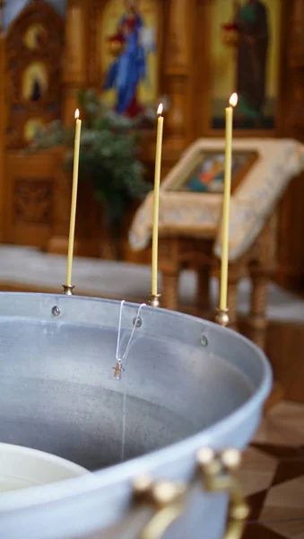 Doopvont in een ortodoxal kerk voor de doop van kinderen — Stockfoto