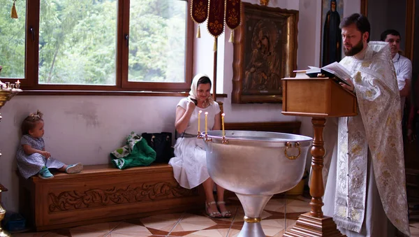 Het sacrament van de doop. Doop de baby. Kind, priester an — Stockfoto