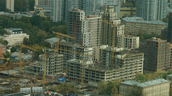 Moscow Cityscape, een mix van gebouwen met gebouwen in aanbouw — Stockfoto