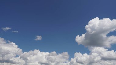 Açık bir gün arka planda bulutlar ile Mavi gökyüzü