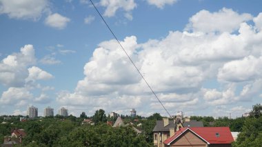 Şehir arka plan üzerinde açık bir günde bulutlar ile Mavi gökyüzü