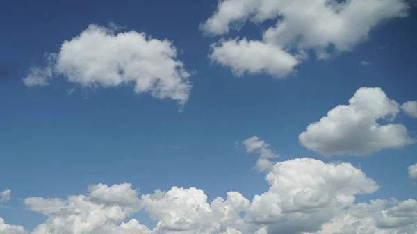 Blauer Himmel mit Wolken im klaren Hintergrund — Stockfoto