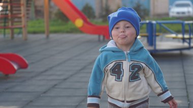 Şehirde oyun alanında sevimli küçük çocuk portre