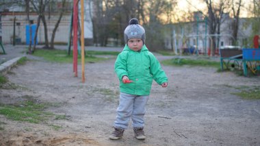 Eski şehir oyun alanında oyuncakları olan küçük çocuk