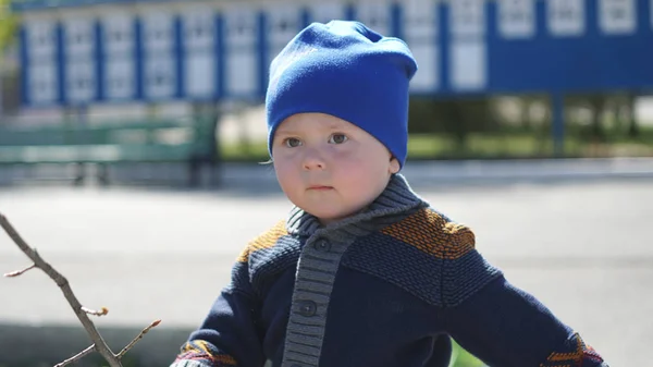 Cute Little Boy portret na ulicy w mieście — Zdjęcie stockowe