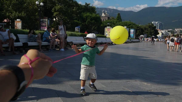 Місто Ялта Крим Липня 2019 Року Маленький Хлопчик Грає Жовтим — стокове фото