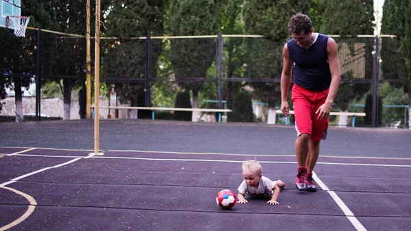 Père athlétique et son petit fils jouant sur le terrain de basket . — Photo