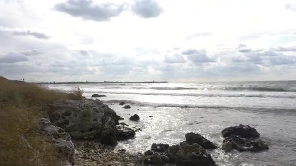 海沿岸のパノラマ 空波が陸上を走り 黒い岩に打ち寄せる — ストック動画