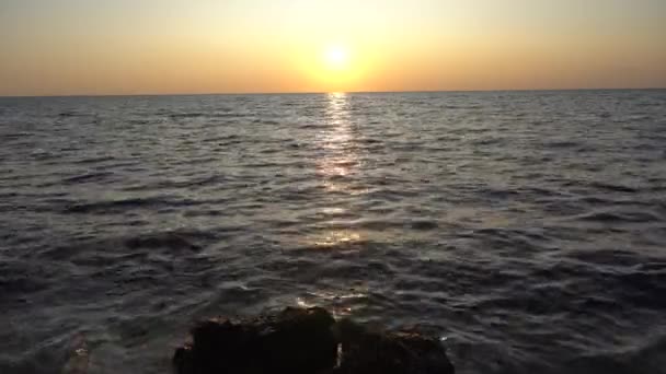 Pôr Sol Mar Ondas Quebrando Esmagando Espirrando Nas Rochas Recifes — Vídeo de Stock