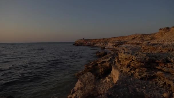 Panorama Pôr Sol Mar Ondas Quebrando Esmagando Espirrando Nas Rochas — Vídeo de Stock
