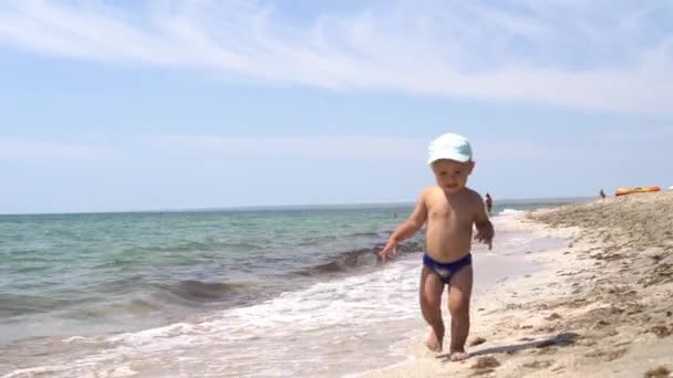 Menino Bonito Sorrindo Andando Areia Praia Com Ondas Correndo — Vídeo de Stock