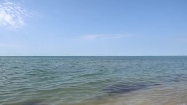 ニースの夏の日に海の景色 小さな雲 きれいな青い海の水と滑らかに波と青い空 クリアホライズンライン 観光やリゾートのウェブサイトのための自然のビデオの背景 — ストック動画