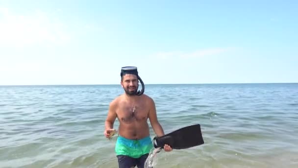 Pescador Máscara Buceo Con Cangrejos Mano Cangrejo Mano Catcher Muestra — Vídeos de Stock