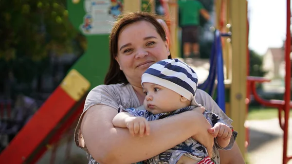 Tombul Anne ve Bebek açık havada Park'ta birlikte oynuyorlar. Dış Mekan Portresi .