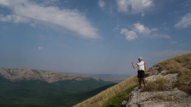 Kırım Dağı yamaçta genç adam gezgin.