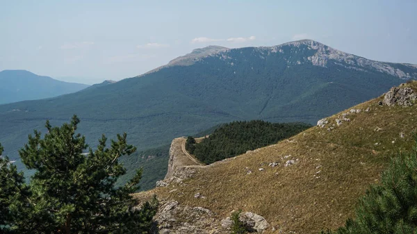 Magnifico paesaggio estivo con sentiero nelle montagne di Crimea — Foto Stock