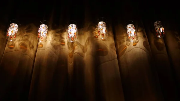 Definir lâmpada bonita no fundo de cortina escura de formas similiares . — Fotografia de Stock