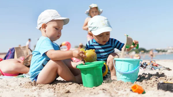 Sahilde kumla oynayan iki küçük çocuk — Stok fotoğraf