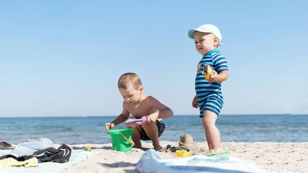 Dwa małe dzieci na plaży cieszyć się wakacjach — Zdjęcie stockowe