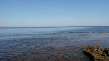 Mavi denizin taş sahili. Kırım Kayalıkları.