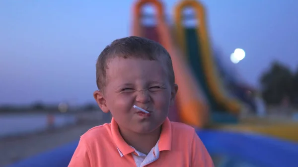快乐小男孩的肖像斜视与糖果在嘴里 — 图库照片