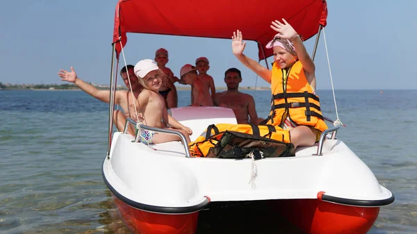 海上でボートで航海する。海の休暇に2家族 — ストック写真