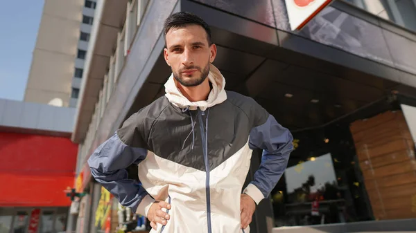 Jeune homme séduisant posant devant le magasin. Homme habillé en costume d'entraînement  . — Photo